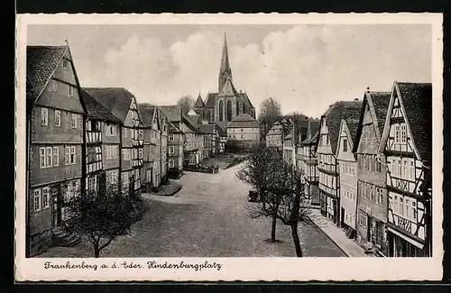 AK Frankenberg a. d. Eder, Strassenpartie Untermarkt mit Hindenburgplatz und Kirche