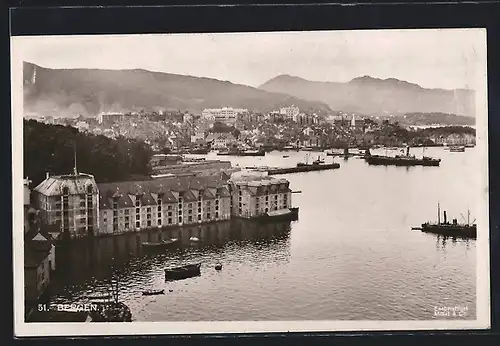 AK Bergen, Gesamtansicht der Stadt mit Hafen