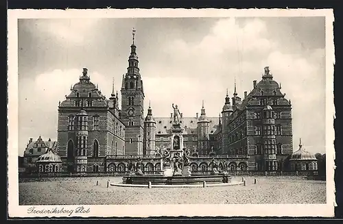 AK Frederiksborg, Slot, Brunnen vor dem Schloss