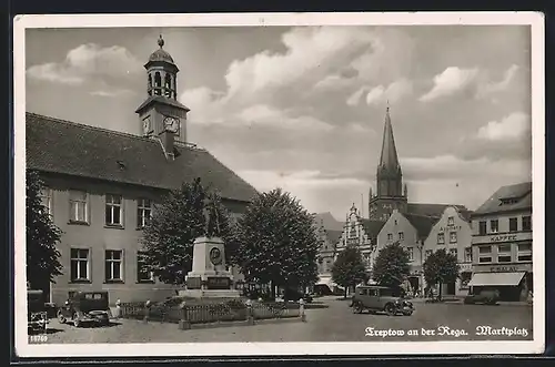 AK Treptow an der Rega, Marktplatz, Denkmal