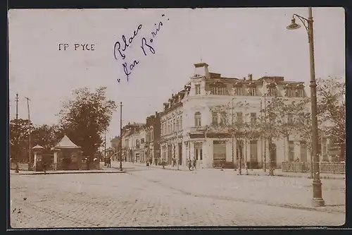 AK Pyce, Strassenpartie mit Wohnhäusern, Kiosk