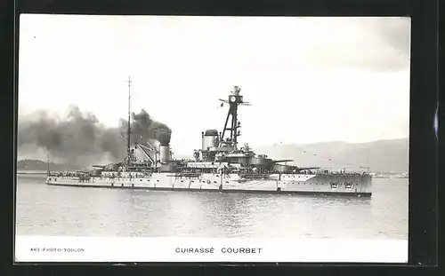 AK Französisches Kriegsschiff Courbet nimmt Fahrt auf