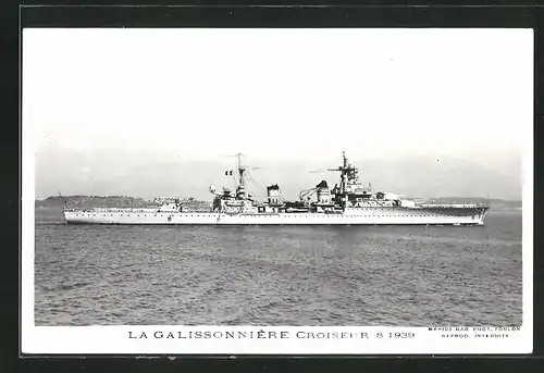 AK Kreuzer Galissonnière der französischen Marine patrouilliert eine Küste entlang