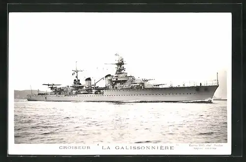 AK Kreuzer Galissonnière der französischen Marine patrouilliert vor einer Küste