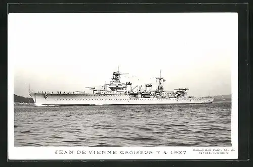 AK Kreuzer Jean de Vienne der französischen Marine patrouilliert vor einer Küste