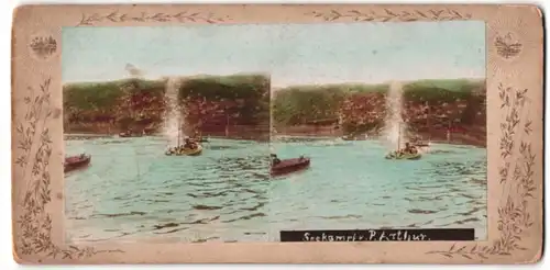 Stereo-Fotografie Fotograf unbekannt, Ansicht Port Arthur, Kriegsschiff unter Feuer im Hafen