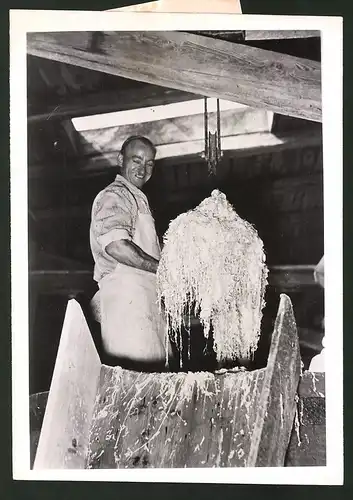 Fotografie Werkmeister einer Sauerkrautfabrik freut sich über prächtiges Sauerkraut 1941