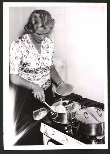Fotografie Hausfrau benutzt praktisches Kochgeschirr 1940