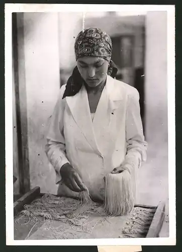 Fotografie Bäckerin aus Dalmatien bei der Makkaronibereitung 1941