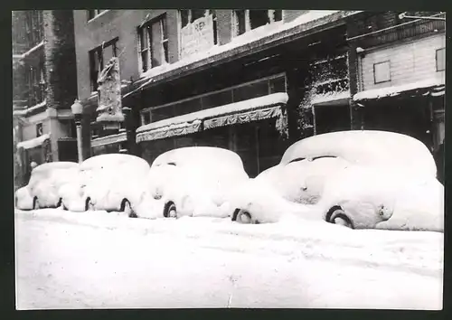 Fotografie Ansicht Des Moines / Iowa, eingeschneite Autos am Strassenrand 1939