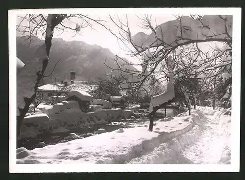 Fotografie Ansicht Oberammergau, Winterzauber verschneiter Weg am Flusslauf 1939