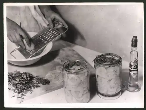 Fotografie Hausfrau beim Einlegen von Gurkensalat 1938