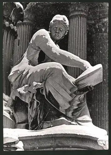 Fotografie Ansicht Wien, Statue Parlamentsschreiber aus der Gruppe der Pallas-Athene am Wiener Parlament 1938