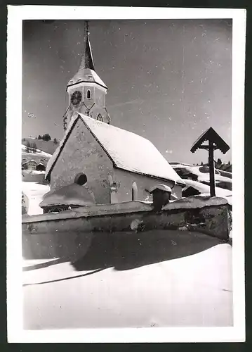 Fotografie Ansicht Corvara, eingeschneite Kirche im Ort