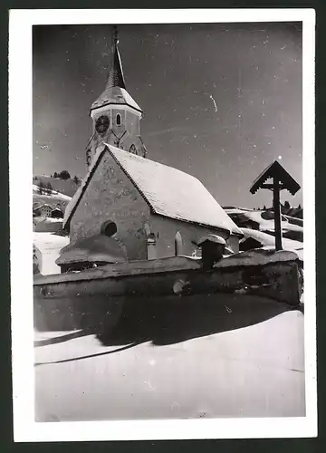 Fotografie Ansicht Corvara, Kirche in der verschneiten Ortschaft