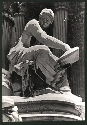 Fotografie Ansicht Wien, Statue Parlamentsschreiber aus Gruppe der Pallas-Athene am Wiener Parlament 1938