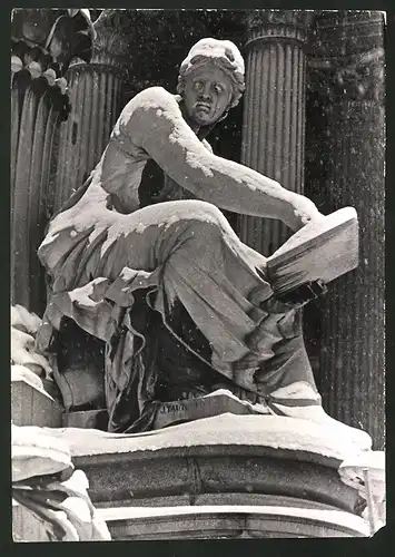 Fotografie Ansicht Wien, Statue aus Gruppe der Pallas-Athene am Wiener Parlament 1938