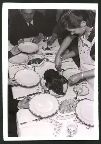 Fotografie Dienstmädchen tranchiert den Weihnachtsbraten