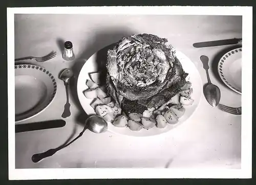 Fotografie Wirsingkohl-Eintopf, Kohlkopf abgebrüht mit Hack gefüllt dazu Kartoffeln