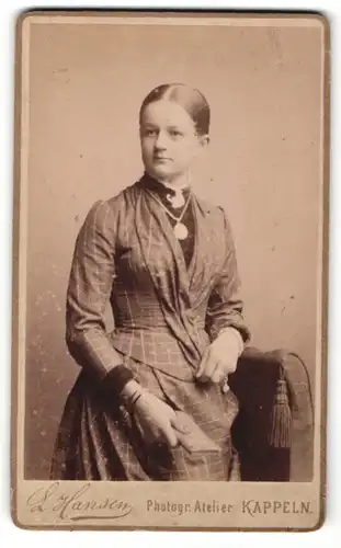 Fotografie L. Hansen, Kappeln, Portrait bildschönes Fräulein im karierten Kleid mit Halsschmuck