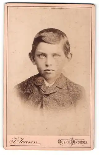 Fotografie J. Jensen, Quern-Dingholz, Portrait frecher Bube im grauen Jackett