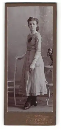 Fotografie Julius Grusche, Neugersdorf i. S., Portrait brünettes Fräulein mit Ansteckblume am Kleid