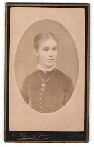 Fotografie R. Pflüger, Zittau, Portrait bezauberndes Fräulein mit Brosche und Halskette