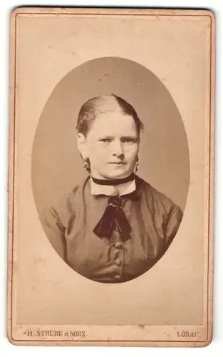 Fotografie H. Strube & Sohn, Löbau i. S., Portrait niedliches Mädchen mit hübschen Ohrringen