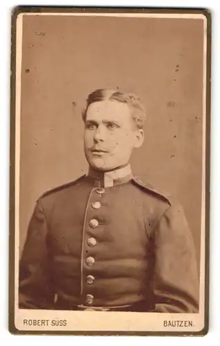 Fotografie Robert Süss, Bautzen, Portrait blonder Soldat in interessanter Uniform