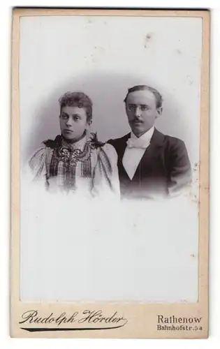 Fotografie Rudolph Hörder, Rathenow, Portrait eines jungen Paares in eleganter Kleidung