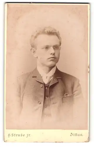 Fotografie H. Strube jr., Zittau i. S., Portrait blonder junger Mann mit Brille im Jackett