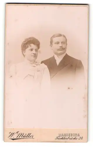 Fotografie W. Müller, Magdeburg, Portrait elegant gekleidetes Paar