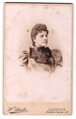 Fotografie W. Müller, Magdeburg, Portrait brünette junge Schönheit im prachtvollen Kleid