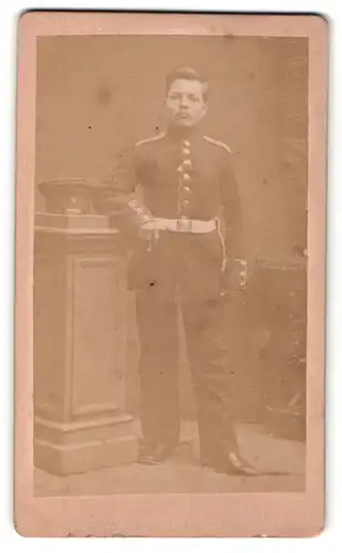 Fotografie C. Ducas, Mulhouse, Portrait stattlicher Soldat in Uniform