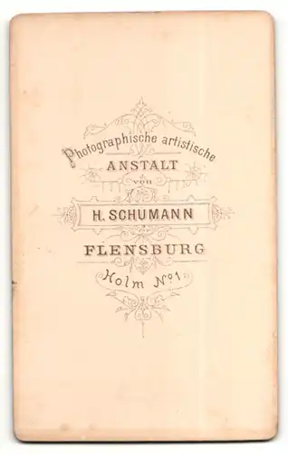 Fotografie H. Schumann, Flensburg, Portrait hübsche Dame mit Brosche im Kleid