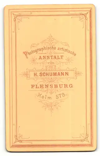 Fotografie H. Schumann, Flensburg, Portrait elegant gekleideter Herr mit Schnurrbart