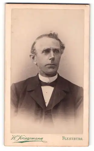 Fotografie H. Kriegsmann, Flensburg, Portrait betagter Herr mit lockigem Haar