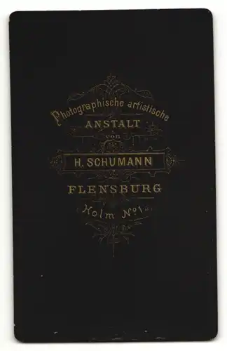 Fotografie H. Schumann, Flensburg, Portrait betagtes Paar in eleganter Kleidung