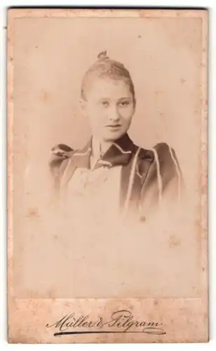 Fotografie Müller & Pilgram, Magdeburg, Portrait wunderschönes Fräulein mit Haarspange in gestreifter Bluse