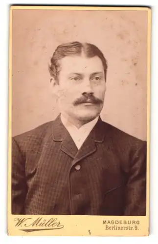 Fotografie W. Müller, Magdeburg, Portrait charmanter junger Mann mit Schnurrbart im Jackett