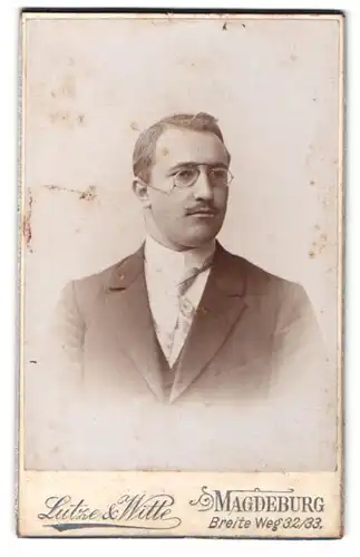 Fotografie Lutze & Witte, Magdeburg, Portrait charmanter Herr mit Brille im Jackett