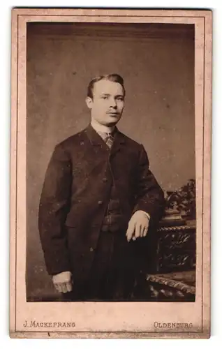 Fotografie J. Mackeprang, Oldenburg, Portrait charmanter junger Mann im Anzug