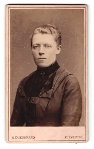 Fotografie H. Kriegsmann, Flensburg, Portrait blonde schöne Frau mit Brosche am dunklen Kleiderkragen