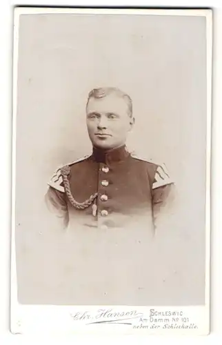 Fotografie Chr. Hansen, Schleswig, Portrait blonder junger Soldat in interessanter Uniform
