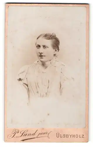 Fotografie P. Lund junr., Ülsbyholz, schöne Frau mit Haarspange im weissen Kleid