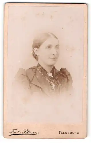 Fotografie Fritz Petersen, Flensburg, Portrait junge Dame in hübscher Kleidung mit Kreuzkette