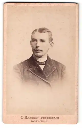 Fotografie L. Hansen, Kappeln, Portrait charmanter Herr im Anzug mit Fliege