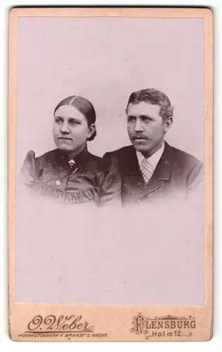 Fotografie O. Weber, Flensburg, Portrait bürgerliches Paar in modischer Kleidung