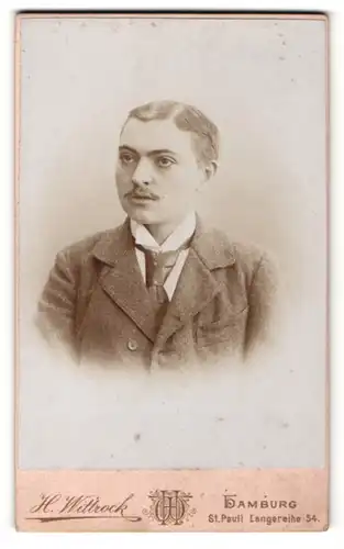 Fotografie H. Wittrock, Hamburg, Portrait charmanter Herr im Anzug mit Krawatte