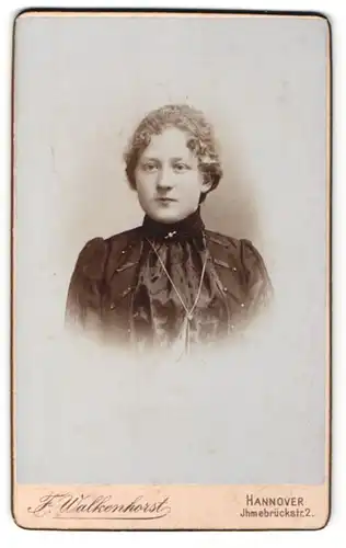 Fotografie Fritz Walkenhorst, Hannover, Portrait junge Dame mit zurückgebundenem Haar
